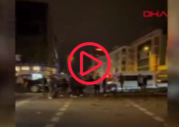 Esenyurt'ta otomobil önce yayaya sonra da mobese direğine çarptı: 1 ölü, 2 yaralı