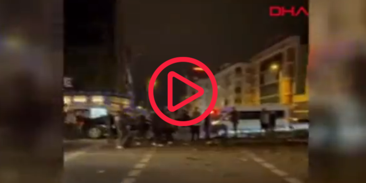 Esenyurt'ta otomobil önce yayaya sonra da mobese direğine çarptı: 1 ölü, 2 yaralı