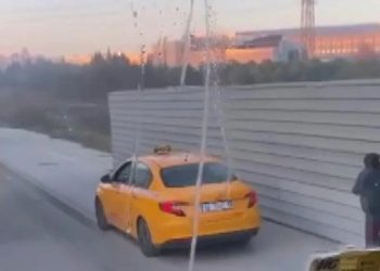 Esenyurt'ta taksici kaldırımdaki skuterli kadına çarptı