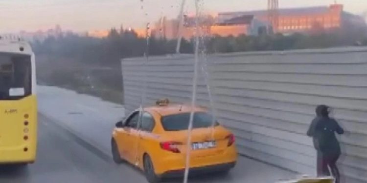 Esenyurt'ta taksici kaldırımdaki skuterli kadına çarptı