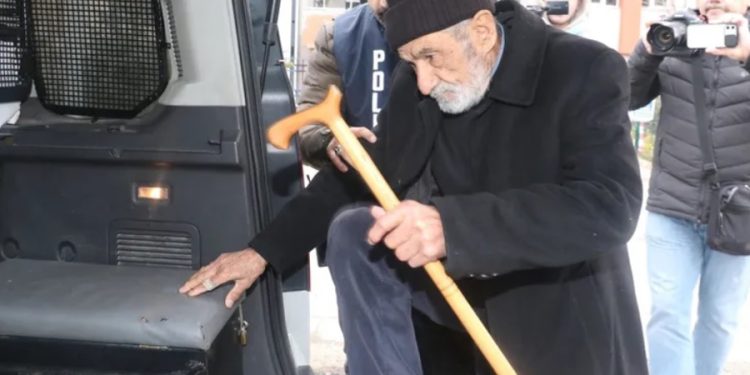 Eşini ve oğlunu öldüren, diğer oğlunu da yaralayan 86 yaşındaki emekli asker tutuklandı