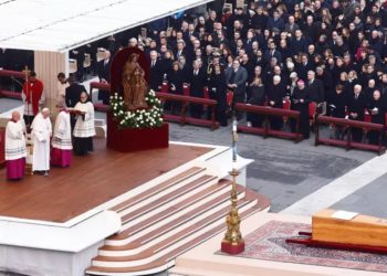 Eski Papa 16. Benedictus, Vatikan’da tarihi bir cenazeyle defnediliyor