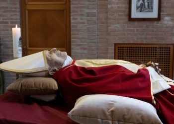 Eski Papa Benediktus'un naaşı Vatikan'da sergileniyor