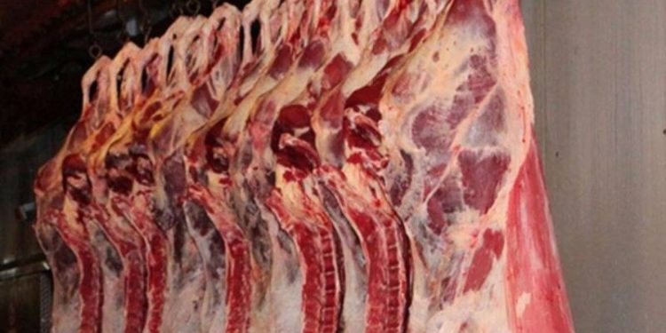 Et ve Süt Kurumu (ESK), kilo başına küçükbaş hayvan eti alımında 5-8 lira, büyükbaş hayvan eti alımında 13-26 lira arasında zam yaptı. Bu zamların ardından kurumun, et satış fiyatlarına da zam yapması bekleniyor.