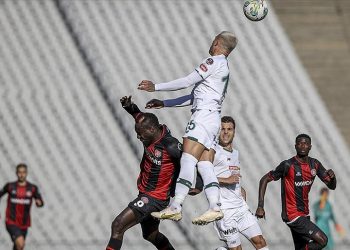 Spor Toto Süper Lig'in 18. haftasındaki VavaCars Fatih Karagümrük-Arabam.com Konyaspor maçı 3-3 tamamlandı.