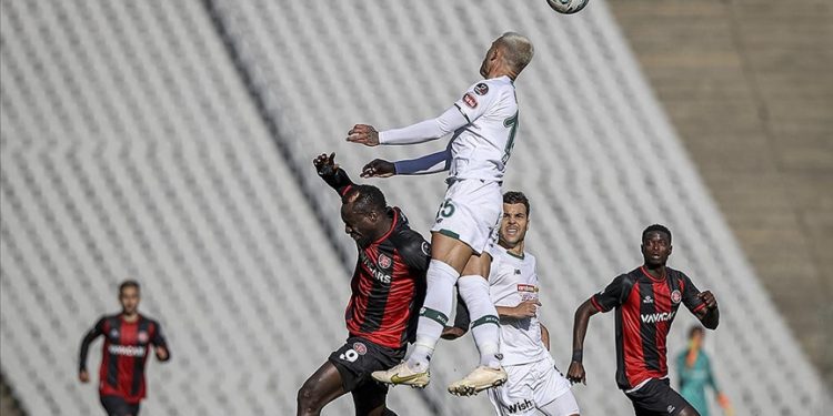 Spor Toto Süper Lig'in 18. haftasındaki VavaCars Fatih Karagümrük-Arabam.com Konyaspor maçı 3-3 tamamlandı.