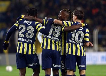 Fenerbahçe şampiyonluk yarışını bırakmıyor