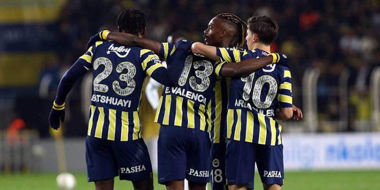Fenerbahçe şampiyonluk yarışını bırakmıyor
