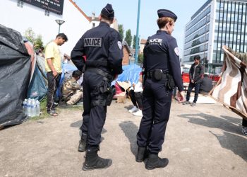 Fransa'da elinde oyuncak tabanca bulunan evsizi öldürmekle suçlanan iki polis, gözaltına alındı