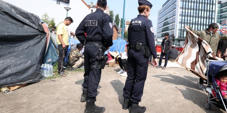 Fransa'da elinde oyuncak tabanca bulunan evsizi öldürmekle suçlanan iki polis, gözaltına alındı