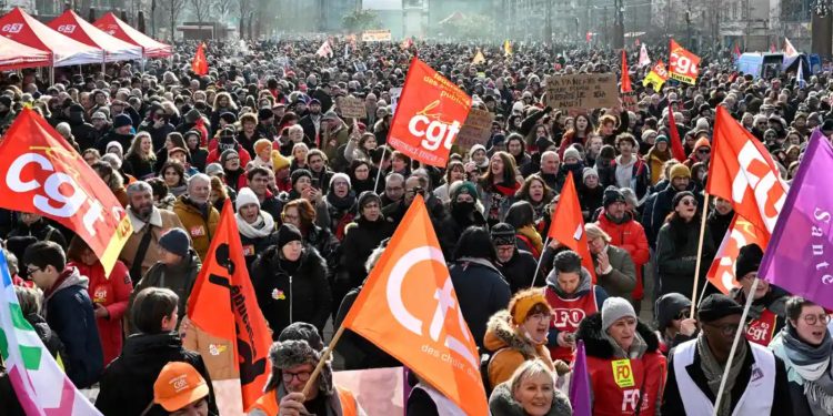 Fransa'da emeklilik reformu karşıtı eylemlere 1 milyondan fazla insan katıldı