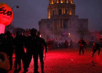 Fransa’da emeklilik reformu protestosuna gazlı müdahale: 30 gözaltı