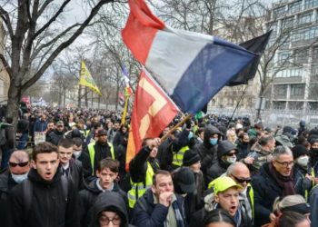 Fransa'da emeklilik yaşını yükselten yasa tasarısına karşı büyük grev