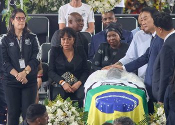 Brezilyalı efsane futbolcu Pele, aile bireyleri ve yakın çevresinin katıldığı törenle son yolculuğuna uğurlandı.