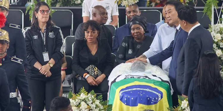 Brezilyalı efsane futbolcu Pele, aile bireyleri ve yakın çevresinin katıldığı törenle son yolculuğuna uğurlandı.