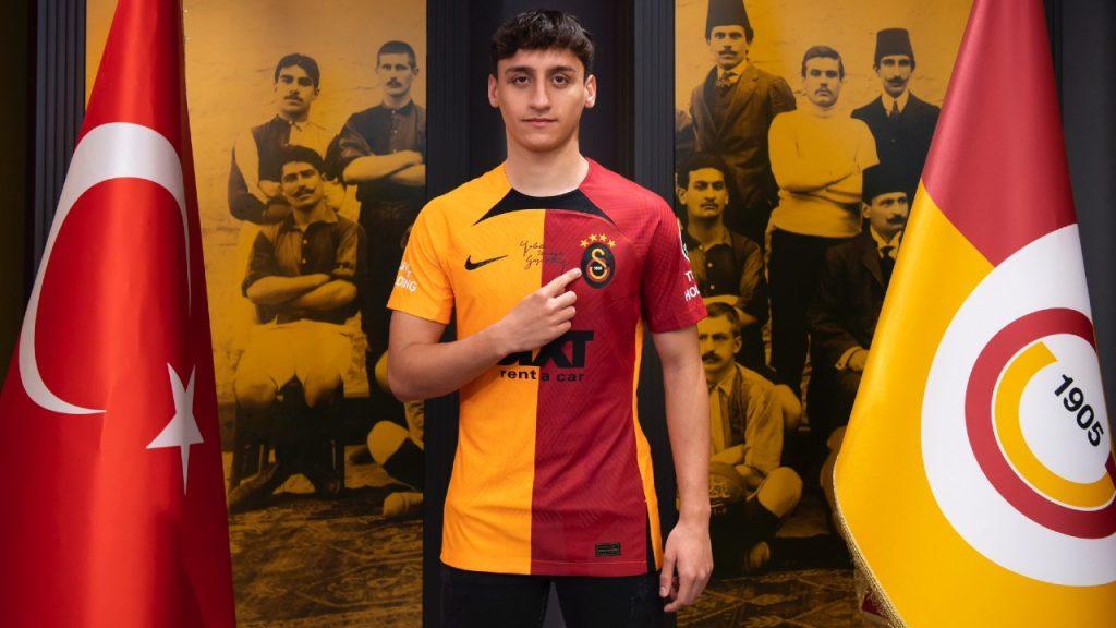 Galatasaray, 17 yaşındaki Emirhan Kayar ile sözleşme imzaladı