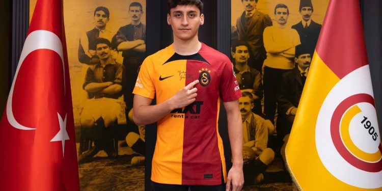 Galatasaray, 17 yaşındaki Emirhan Kayar ile sözleşme imzaladı