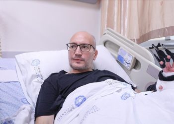 Spor Toto 1. Lig'in 15. haftasında tatil edilen Göztepe-Altay maçında konuk ekip taraftarlarının bulunduğu bölümden atılan işaret fişeğiyle yaralanan Göztepe taraftarı Mehmet Çakır, sporseverlere seslenerek tribün olaylarının son bulmasını istedi.