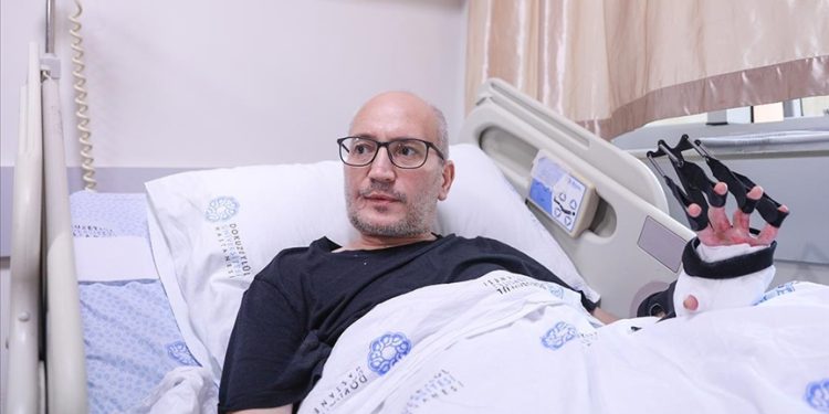 Spor Toto 1. Lig'in 15. haftasında tatil edilen Göztepe-Altay maçında konuk ekip taraftarlarının bulunduğu bölümden atılan işaret fişeğiyle yaralanan Göztepe taraftarı Mehmet Çakır, sporseverlere seslenerek tribün olaylarının son bulmasını istedi.