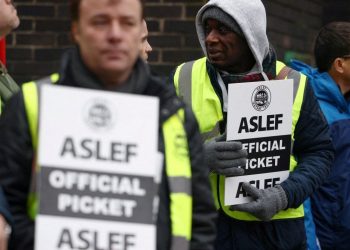 Grev dalgasının sürdüğü İngiltere'de bakanlar sendikalarla görüştü