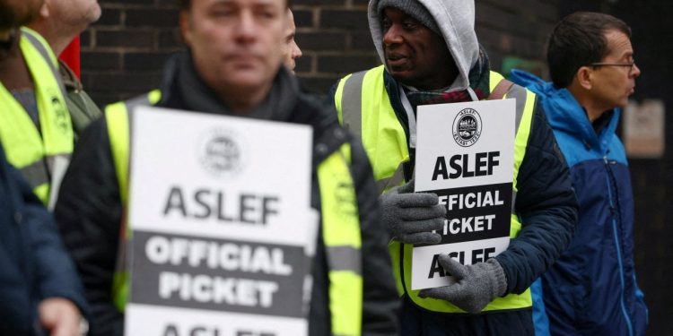 Grev dalgasının sürdüğü İngiltere'de bakanlar sendikalarla görüştü