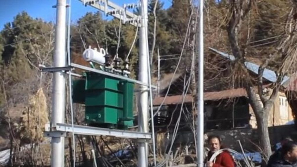 Güney Keşmir'de bir köye 75 yıl sonra ilk kez elektrik verildi