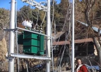 Güney Keşmir'de bir köye 75 yıl sonra ilk kez elektrik verildi