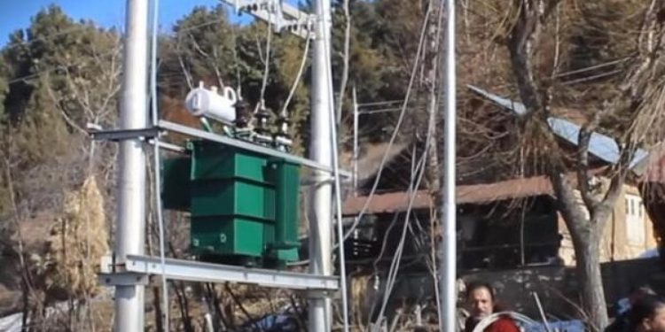 Güney Keşmir'de bir köye 75 yıl sonra ilk kez elektrik verildi