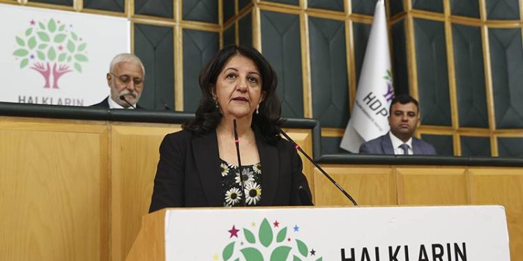 Halkların Demokratik Partisi (HDP) Eş Genel Başkanı Pervin Buldan Altılı Masa'ya kendi adaylarını desteklemeleri çağrısında bulundu. Buldan, "Altılı Masa'nın adayının bizim adayımız lehine çekilmesi durumunda adayımızın birinci turda kazanma şansının çok yüksek olduğunu söylemek isterim" dedi.