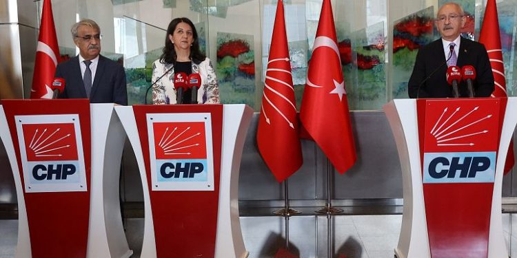 Halkların Demokratik Partisi Eş Genel Başkanı Pervin Buldan, Kars’ta yaptığı konuşmada partisinin cumhurbaşkanlığı seçimine kendi adayıyla gireceklerini söyledi.