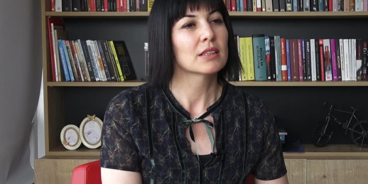 Halk TV’den istifa eden Özlem Akarsu Çelik: ‘Medya patronları genel yayın yönetmenliğine soyunmamalı’