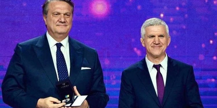 Hasan Arat, Golden Mongoose madalyası ile ödüllendirildi