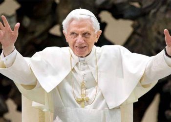 Hayatını kaybeden eski Papa 16. Benedictus'un mirası tartışılıyor: 'Karanlık sırları mezara götürüyor'