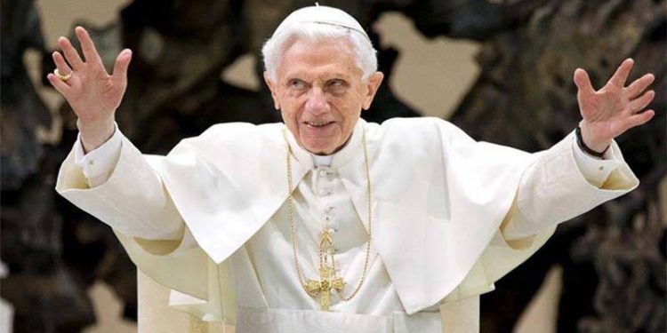 Hayatını kaybeden eski Papa 16. Benedictus'un mirası tartışılıyor: 'Karanlık sırları mezara götürüyor'