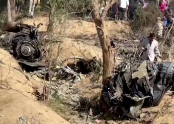 Hindistan'da iki savaş uçağı havada çarpıştı: Bir pilot öldü