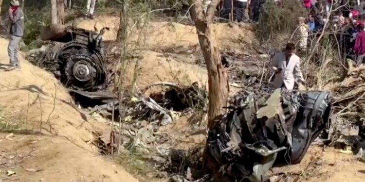 Hindistan'da iki savaş uçağı havada çarpıştı: Bir pilot öldü