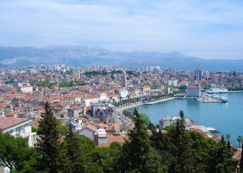 Hırvatistan'ın tatil kenti Split'te bikiniyle dolaşanlara 150 euro ceza kesilecek