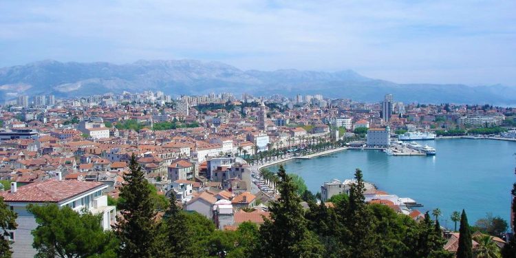 Hırvatistan'ın tatil kenti Split'te bikiniyle dolaşanlara 150 euro ceza kesilecek