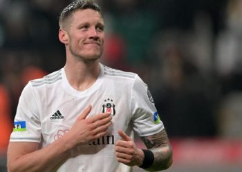 Hollanda medyası, İngiltere Premier Ligi'nin önde gelen takımlarından Manchester United'ın menajeri Erik ten Hag'ın, Beşiktaş'ın golcüsü Wout Weghorst’un transfer edilmesini istediğini yazdı.