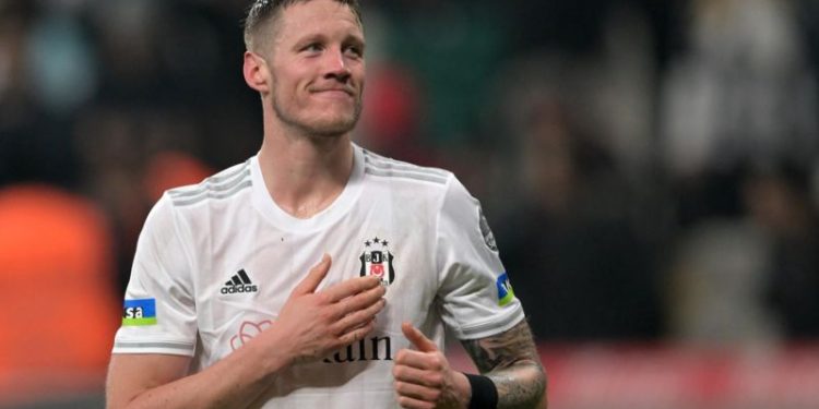 Hollanda medyası, İngiltere Premier Ligi'nin önde gelen takımlarından Manchester United'ın menajeri Erik ten Hag'ın, Beşiktaş'ın golcüsü Wout Weghorst’un transfer edilmesini istediğini yazdı.