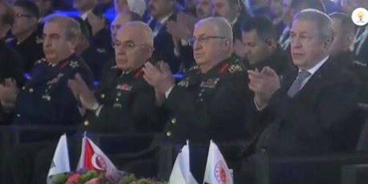 Hulusi Akar, Erdoğan’a alkış tutan komutanları destekledi, Kılıçdaroğlu’nu kınadı