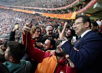 İBB Başkanı İmamoğlu, Galatasaray-Ankaragücü maçını tribünden takip etti