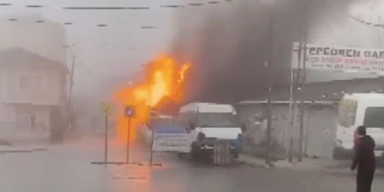 İSKİ çalışmasında patlayan doğalgaz borusu alev aldı: Bir işçi yaralandı