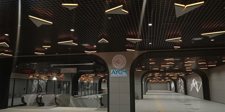 İYİ Partili Sarı: Havalimanı metrosu o kadar entegre ki, nefesim kesildi!