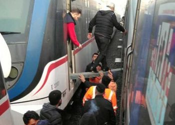 İZBAN'da arıza: Yolcular kalasla diğer trene aktarıldı