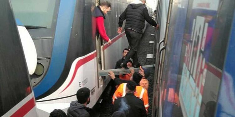 İZBAN'da arıza: Yolcular kalasla diğer trene aktarıldı
