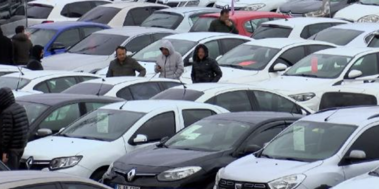 Otoshops Genel Müdürü Melih Mutlu, sıfır kilometre araç bulunurluğunun düşük olması nedeniyle, ikinci ele talebin arttığını belirterek, "Bu nedenle ocaktan bu yana fiyatlar, ortalama yüzde 6 arttı" dedi.