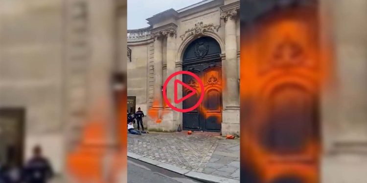 İklim aktivistleri bu defa Fransa başbakanlık binasını hedef aldı