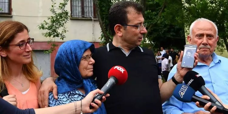 İmamoğlu, anne ve babasıyla umreye gidiyor