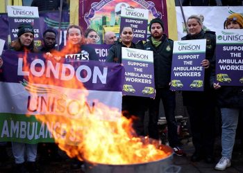 İngiltere ve Galler'de 20 bin sağlık çalışanı greve gitti